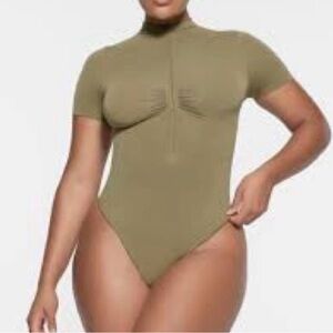 SEAMLESS SCULPT ZIP FRONT T-SHIRT THONG BODYSUIT | ARMY
